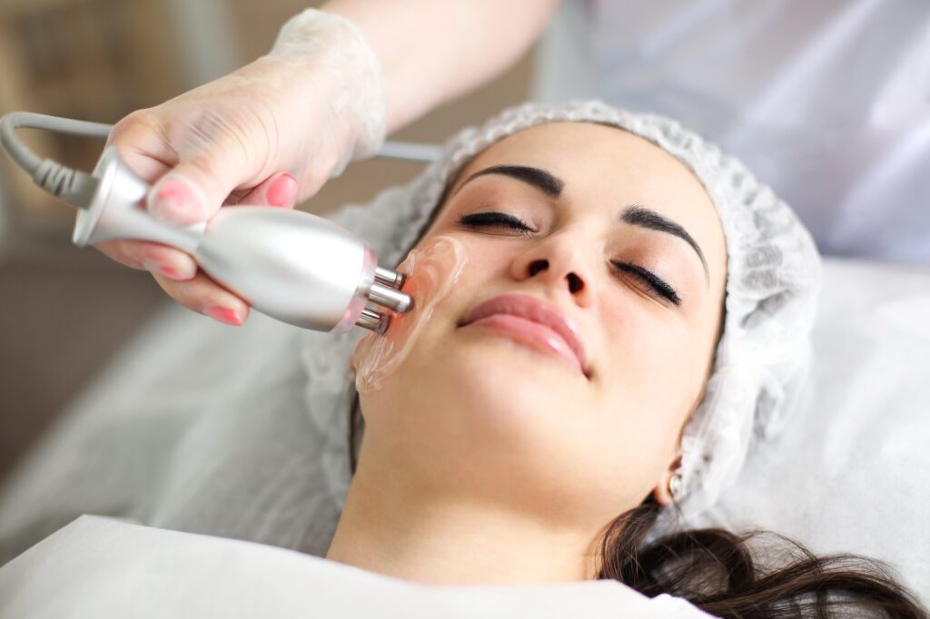 Crop beautician using machine for radiofrequency lifting